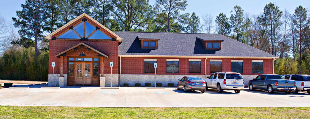 An outside shot of the Atlanta, Texas HealthCare Express location on a beautiful afternoon.